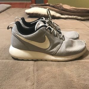 ***Women’s Nike Rosches***